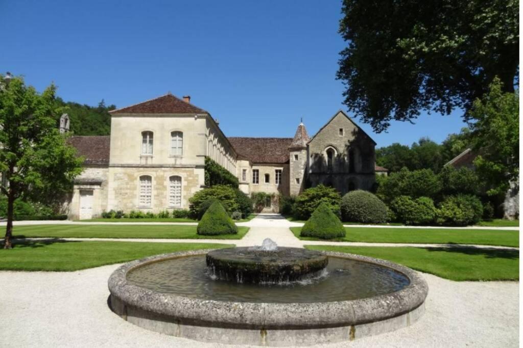 Charmante Maison Bourguignonne Avec Grand Jardin Et Parking モンバール エクステリア 写真
